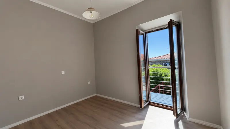 Bedroom opening onto the balcony